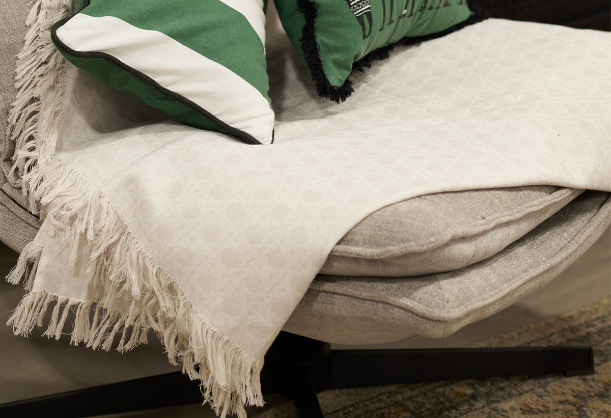 Απεικονίζεται το ριχτάρι πάνω σε μια πολυθρόνα.